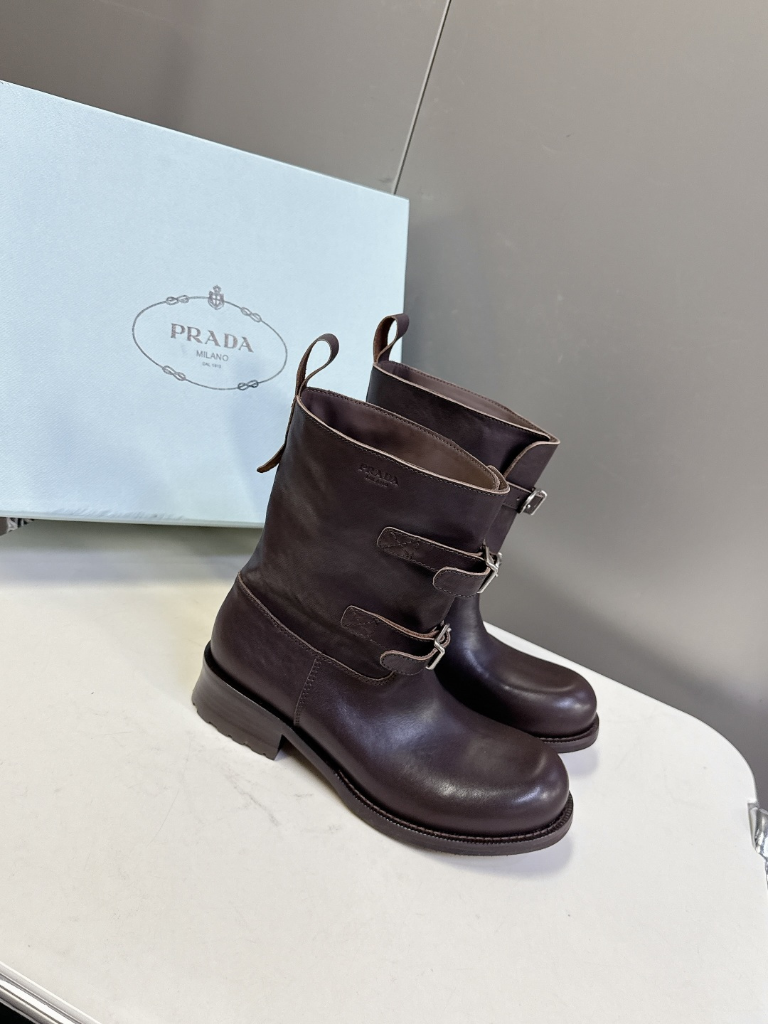 普拉达PRADA2025秋冬最新扣子短靴 超多明星时尚博主种草 感受秋日与西部复古风的碰撞 慵懒风席卷而