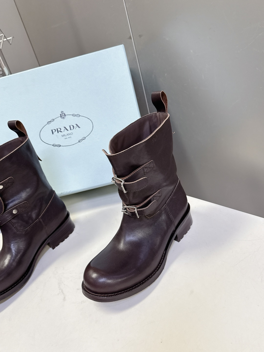 普拉达PRADA2025秋冬最新扣子短靴 超多明星时尚博主种草 感受秋日与西部复古风的碰撞 慵懒风席卷而