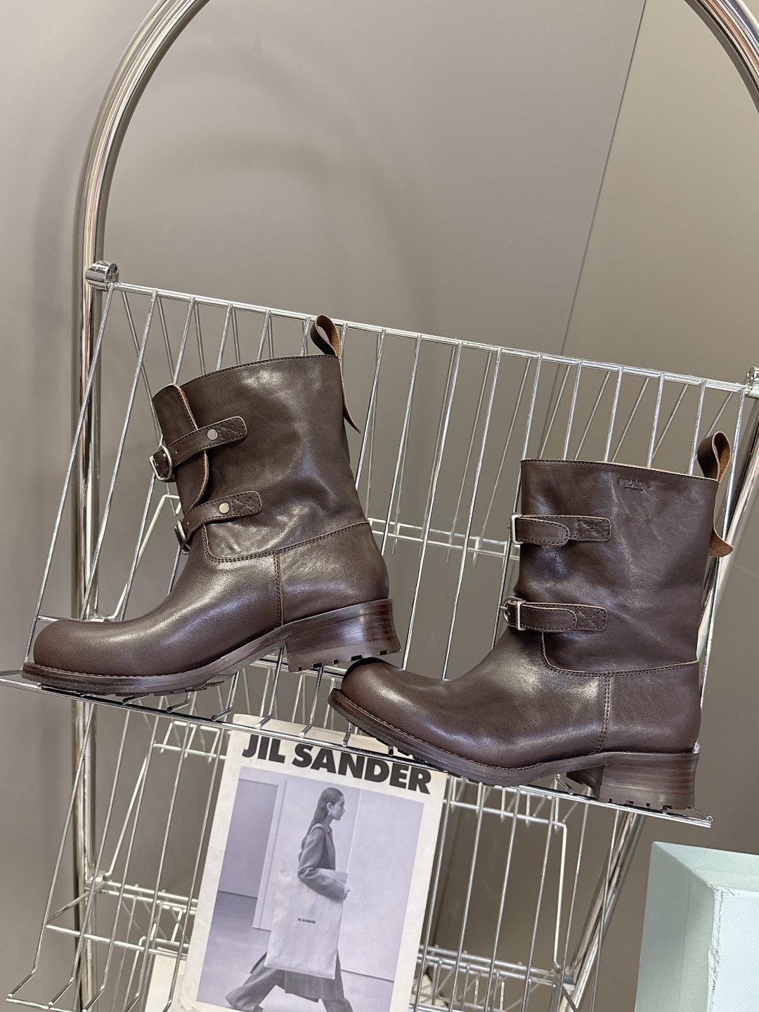 普拉达PRADA2025秋冬最新扣子短靴 超多明星时尚博主种草 感受秋日与西部复古风的碰撞 慵懒风席卷而