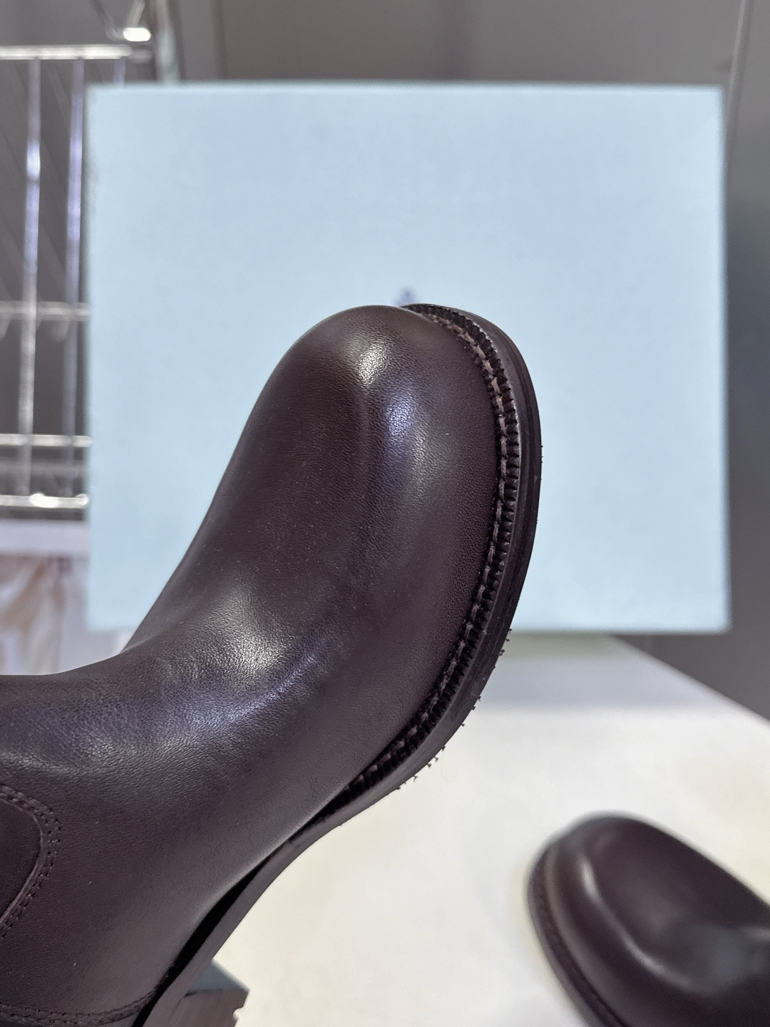 普拉达PRADA2025秋冬最新扣子短靴 超多明星时尚博主种草 感受秋日与西部复古风的碰撞 慵懒风席卷而