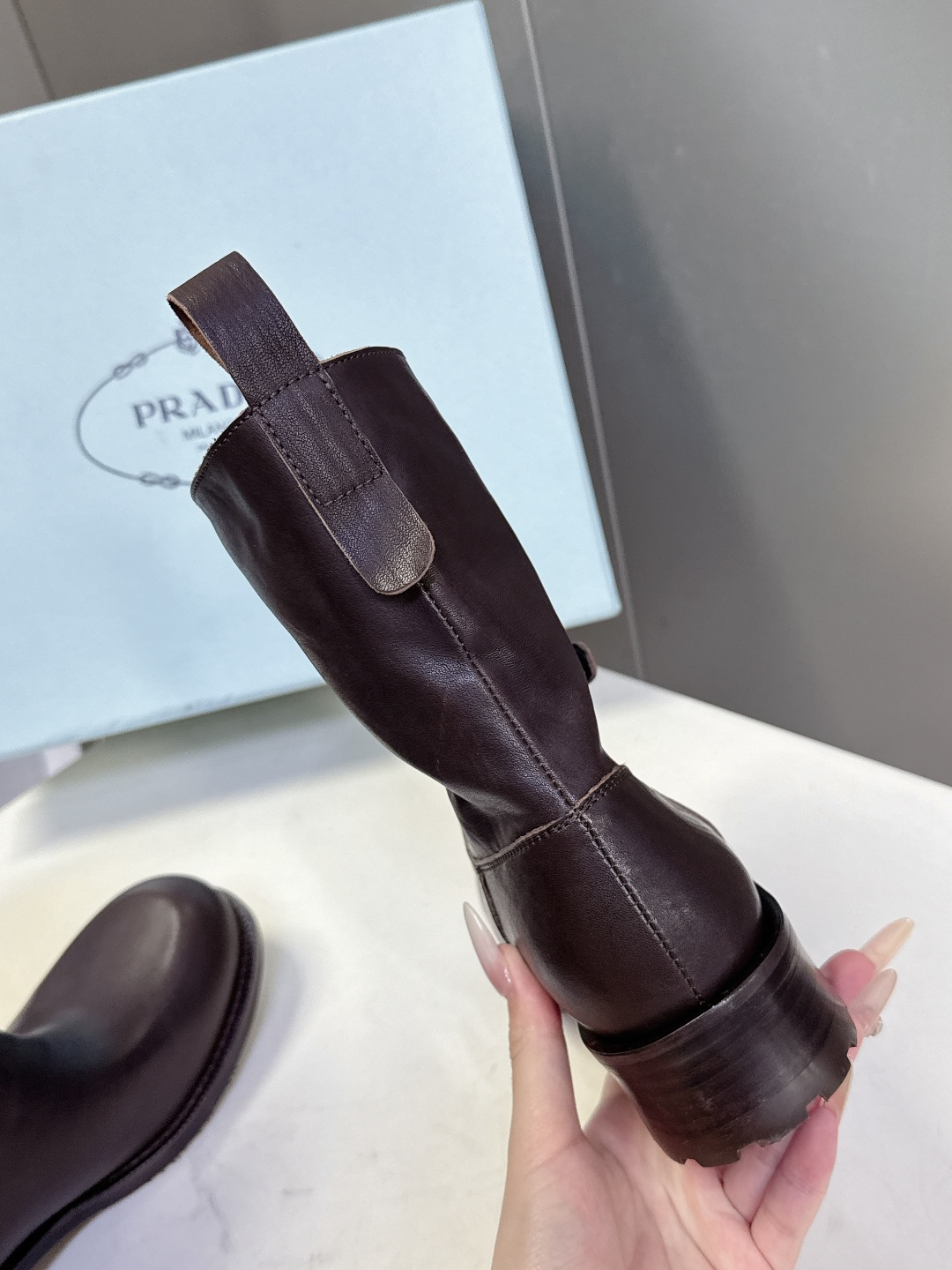 普拉达PRADA2025秋冬最新扣子短靴 超多明星时尚博主种草 感受秋日与西部复古风的碰撞 慵懒风席卷而