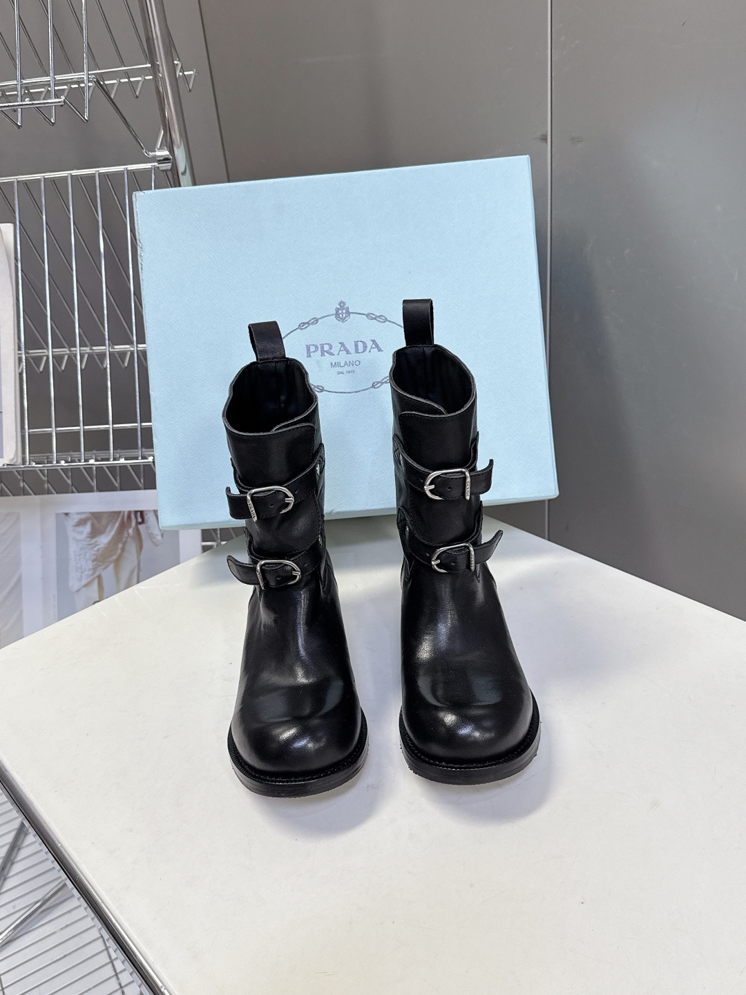 普拉达PRADA2025秋冬最新扣子短靴 超多明星时尚博主种草 感受秋日与西部复古风的碰撞 慵懒风席卷而