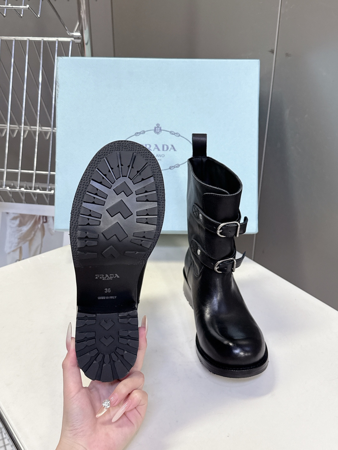 普拉达PRADA2025秋冬最新扣子短靴 超多明星时尚博主种草 感受秋日与西部复古风的碰撞 慵懒风席卷而