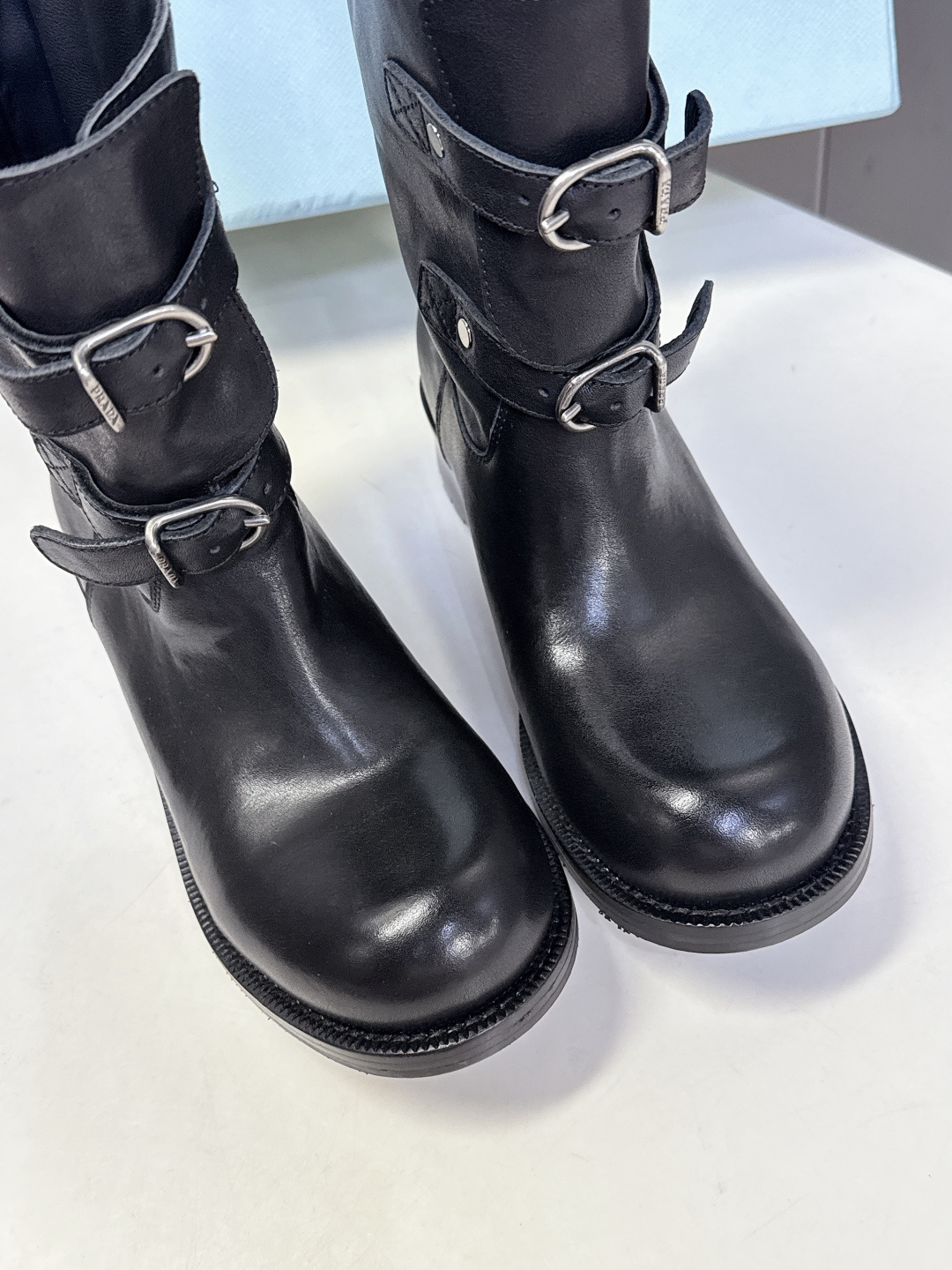 普拉达PRADA2025秋冬最新扣子短靴 超多明星时尚博主种草 感受秋日与西部复古风的碰撞 慵懒风席卷而