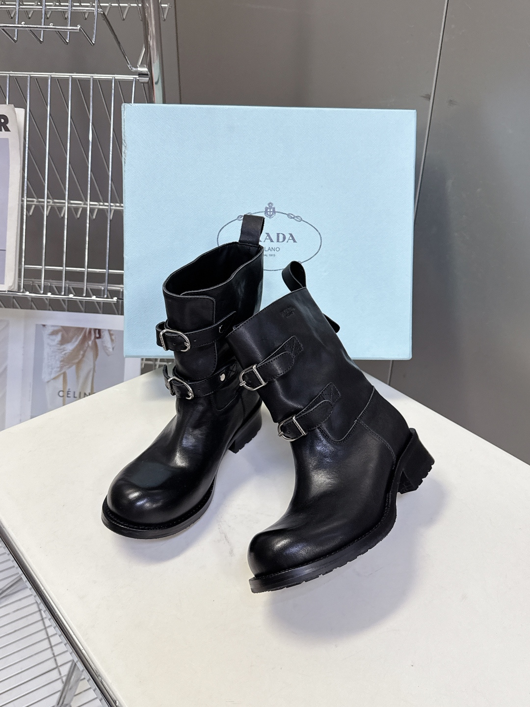 普拉达PRADA2025秋冬最新扣子短靴 超多明星时尚博主种草 感受秋日与西部复古风的碰撞 慵懒风席卷而