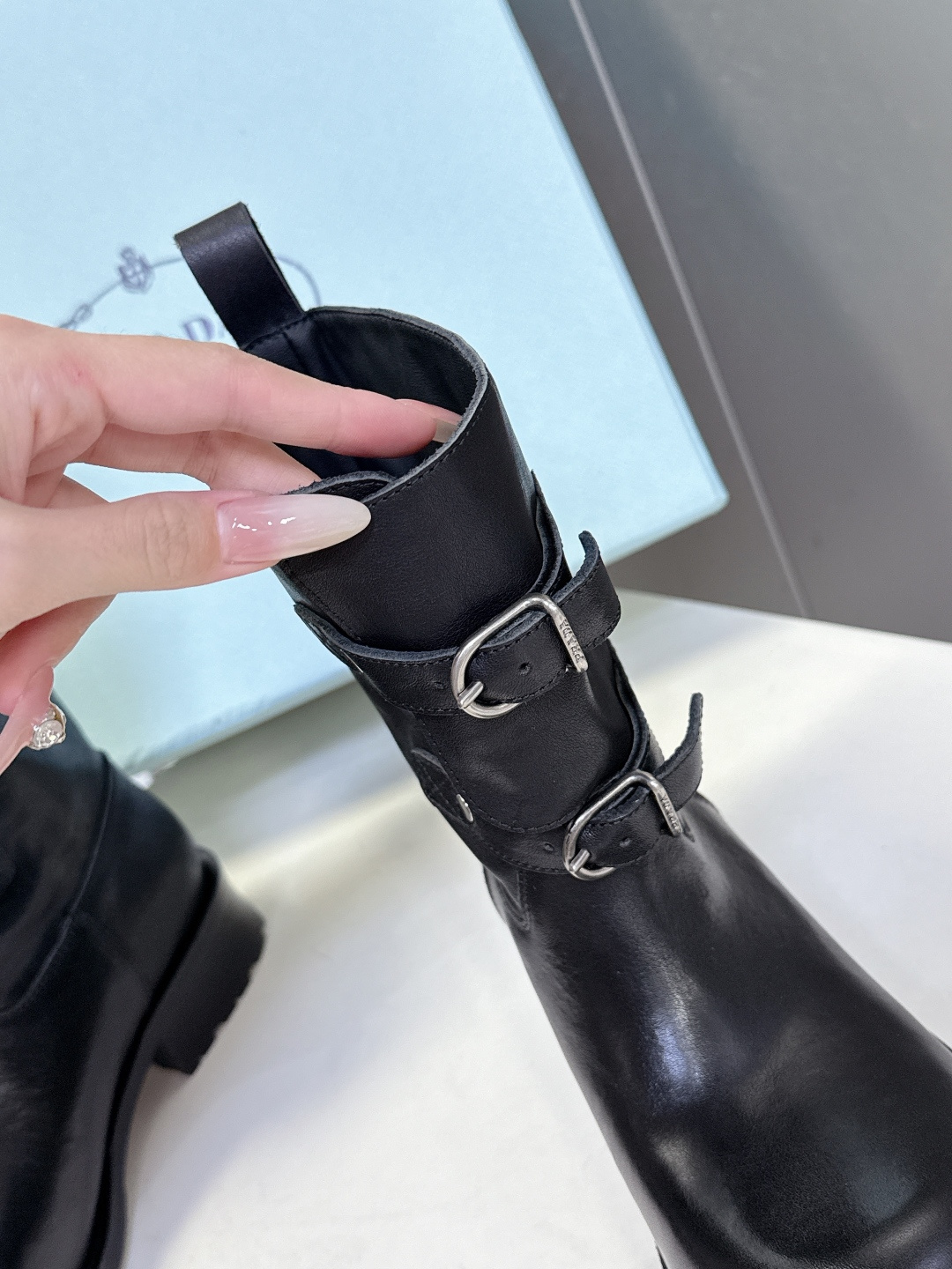 普拉达PRADA2025秋冬最新扣子短靴 超多明星时尚博主种草 感受秋日与西部复古风的碰撞 慵懒风席卷而