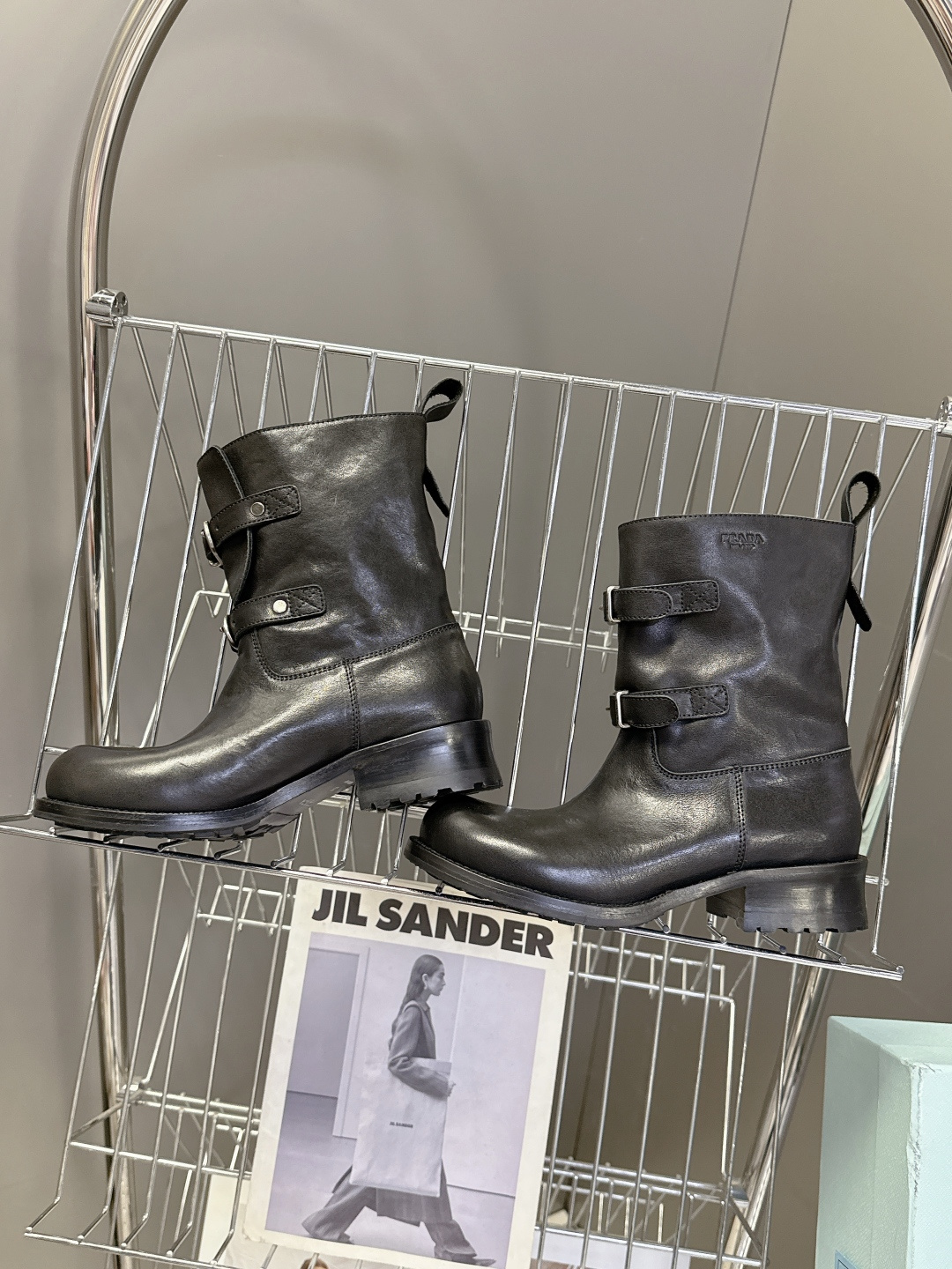 普拉达PRADA2025秋冬最新扣子短靴 超多明星时尚博主种草 感受秋日与西部复古风的碰撞 慵懒风席卷而