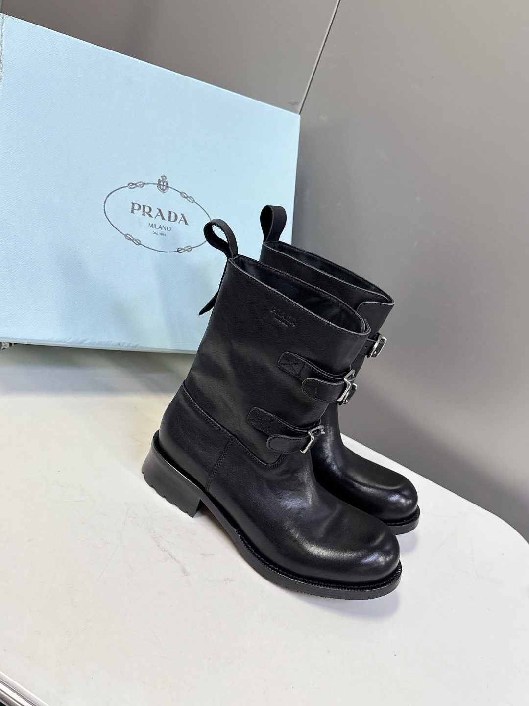 普拉达PRADA2025秋冬最新扣子短靴 超多明星时尚博主种草 感受秋日与西部复古风的碰撞 慵懒风席卷而