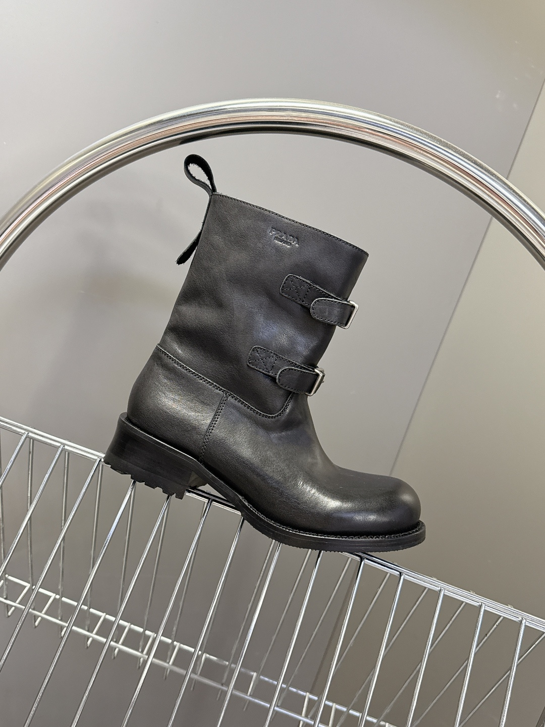 普拉达PRADA2025秋冬最新扣子短靴 超多明星时尚博主种草 感受秋日与西部复古风的碰撞 慵懒风席卷而