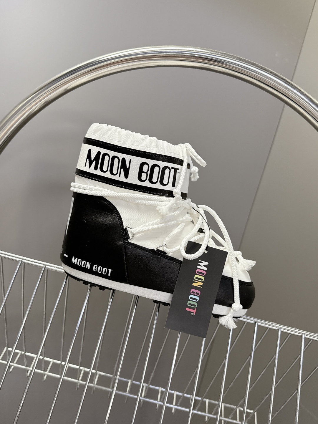 Moon Boot 秋冬最新款雪地靴 丑萌滑雪鞋超多明星网红种草 秋冬滑雪必备款 现在有一款更另类的雪地