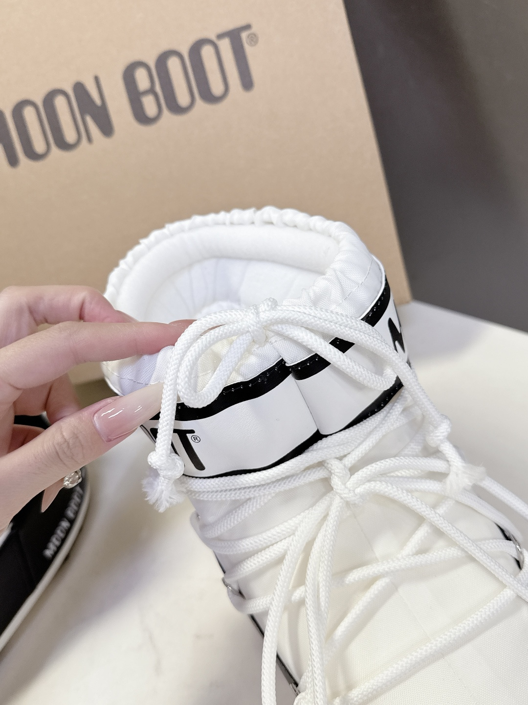 Moon Boot 秋冬最新款雪地靴 丑萌滑雪鞋超多明星网红种草 秋冬滑雪必备款 现在有一款更另类的雪地