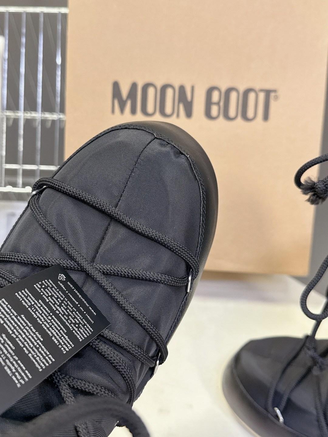 Moon Boot 秋冬最新款雪地靴 丑萌滑雪鞋超多明星网红种草 秋冬滑雪必备款 现在有一款更另类的雪地
