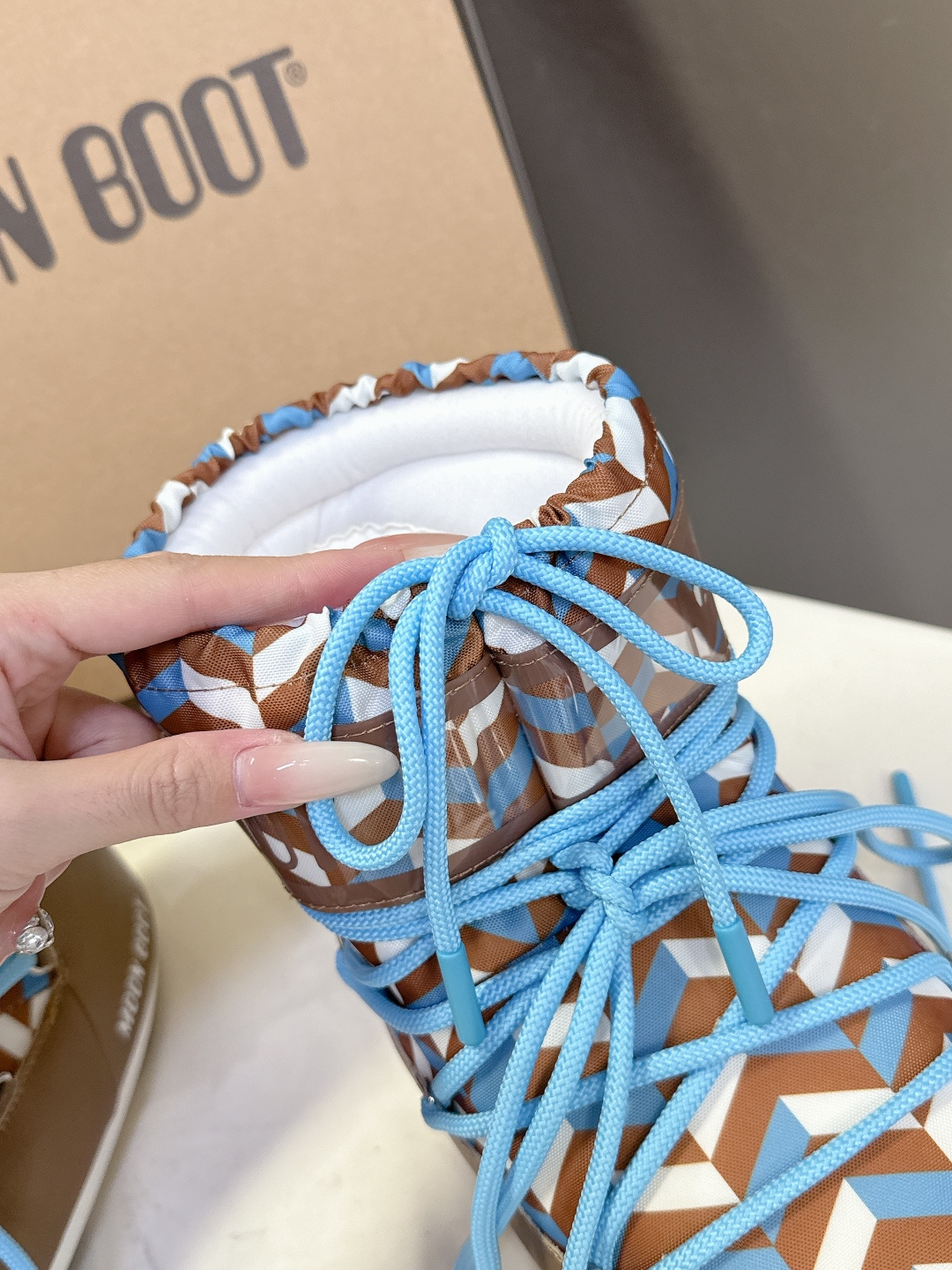 Moon Boot 秋冬最新款雪地靴 丑萌滑雪鞋超多明星网红种草 秋冬滑雪必备款 现在有一款更另类的雪地