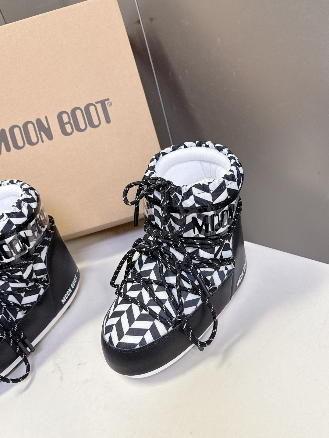 Moon Boot 秋冬最新款雪地靴 丑萌滑雪鞋超多明星网红种草 秋冬滑雪必备款 现在有一款更另类的雪地