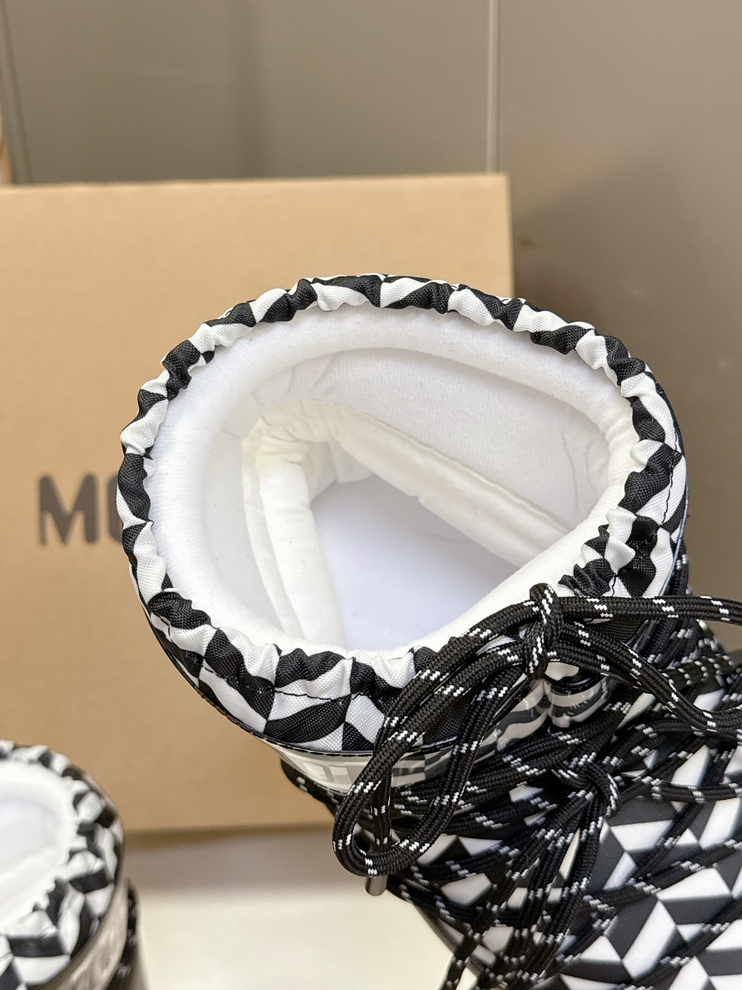 Moon Boot 秋冬最新款雪地靴 丑萌滑雪鞋超多明星网红种草 秋冬滑雪必备款 现在有一款更另类的雪地