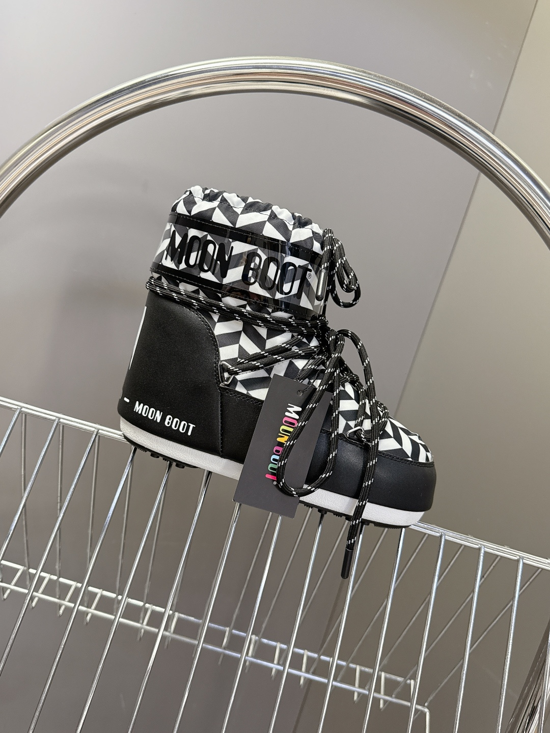 Moon Boot 秋冬最新款雪地靴 丑萌滑雪鞋超多明星网红种草 秋冬滑雪必备款 现在有一款更另类的雪地