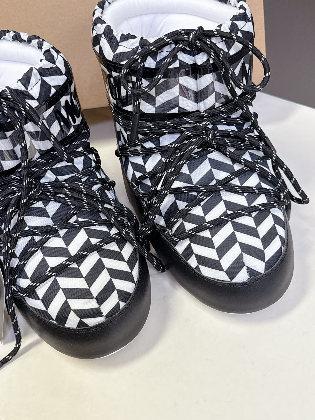 Moon Boot 秋冬最新款雪地靴 丑萌滑雪鞋超多明星网红种草 秋冬滑雪必备款 现在有一款更另类的雪地