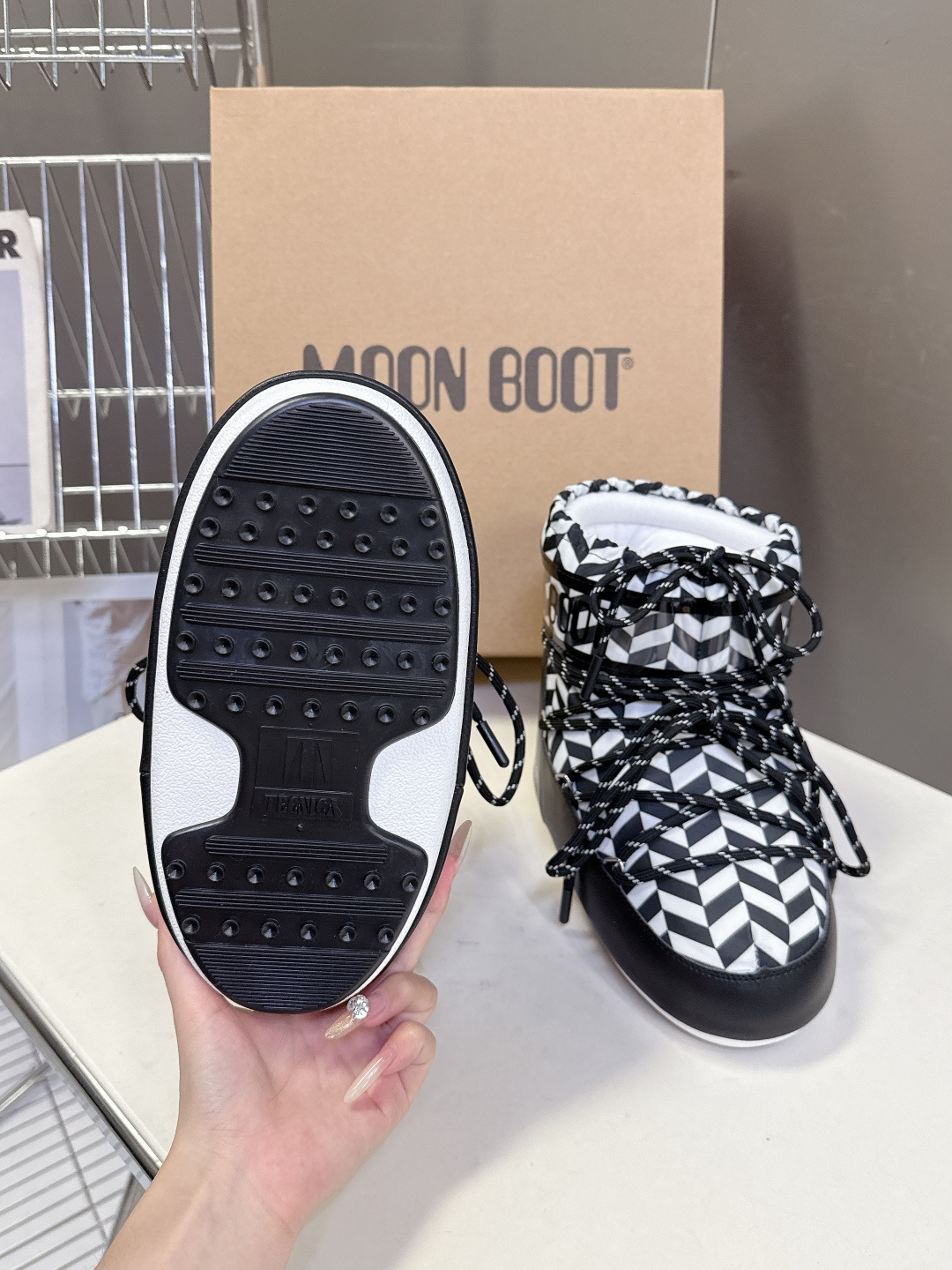 Moon Boot 秋冬最新款雪地靴 丑萌滑雪鞋超多明星网红种草 秋冬滑雪必备款 现在有一款更另类的雪地