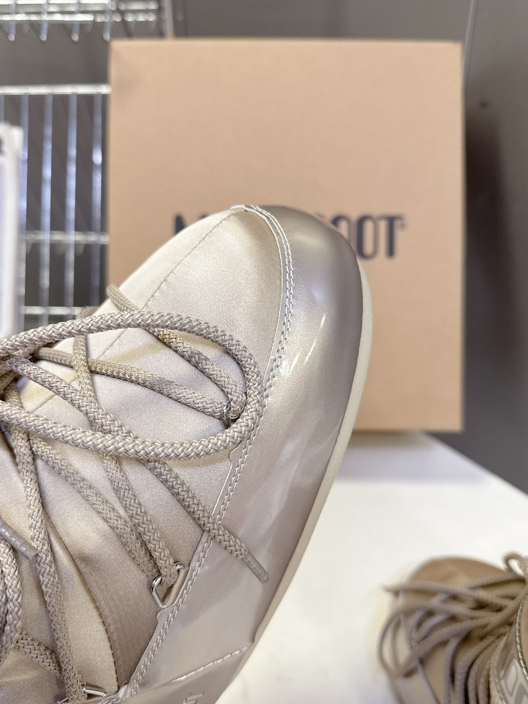 Moon Boot 秋冬最新款雪地靴 丑萌滑雪鞋超多明星网红种草 秋冬滑雪必备款 现在有一款更另类的雪地