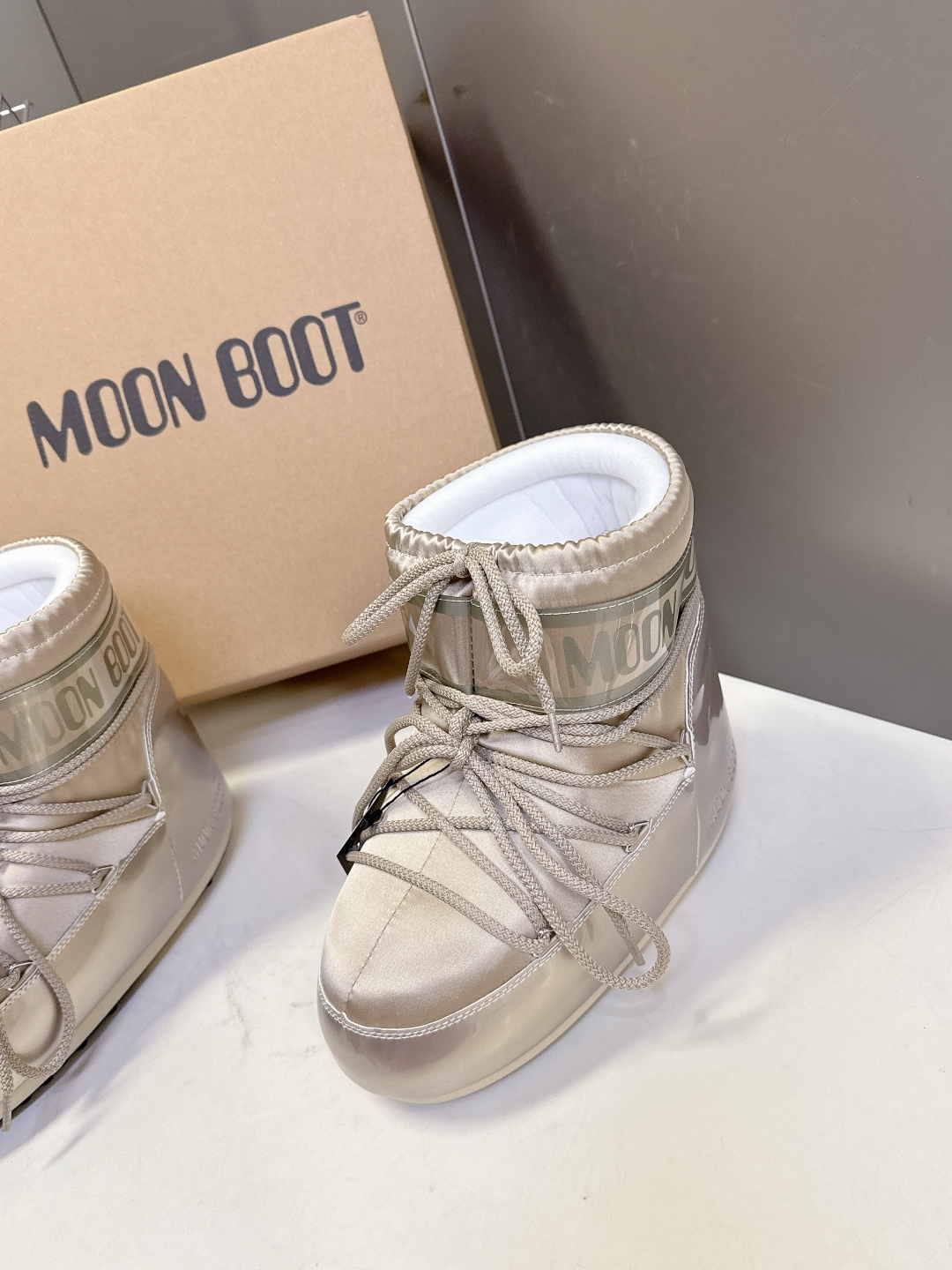 Moon Boot 秋冬最新款雪地靴 丑萌滑雪鞋超多明星网红种草 秋冬滑雪必备款 现在有一款更另类的雪地