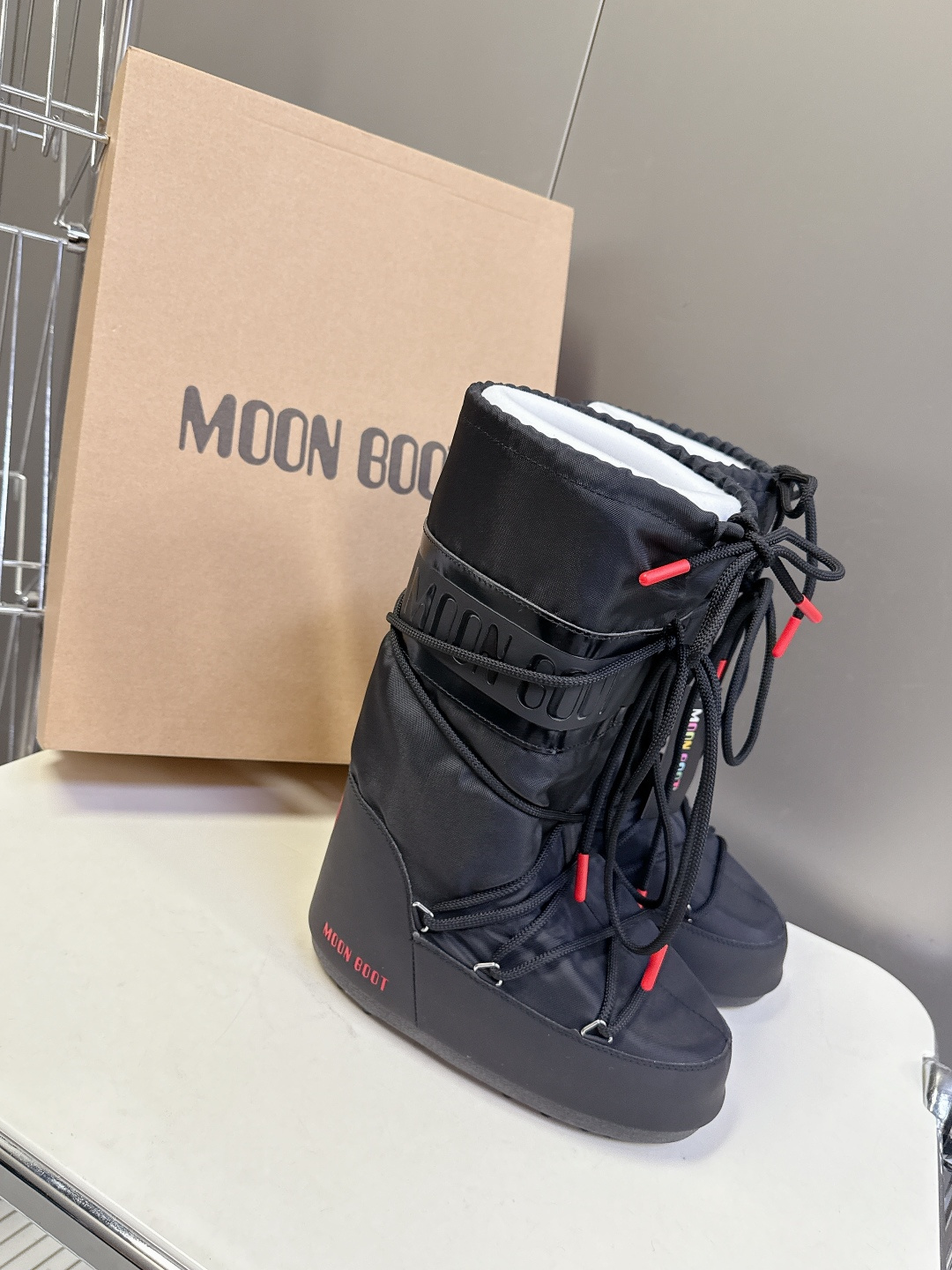 Moon Boot 秋冬最新款雪地靴 丑萌滑雪鞋超多明星网红种草 秋冬滑雪必备款 现在有一款更另类的雪地