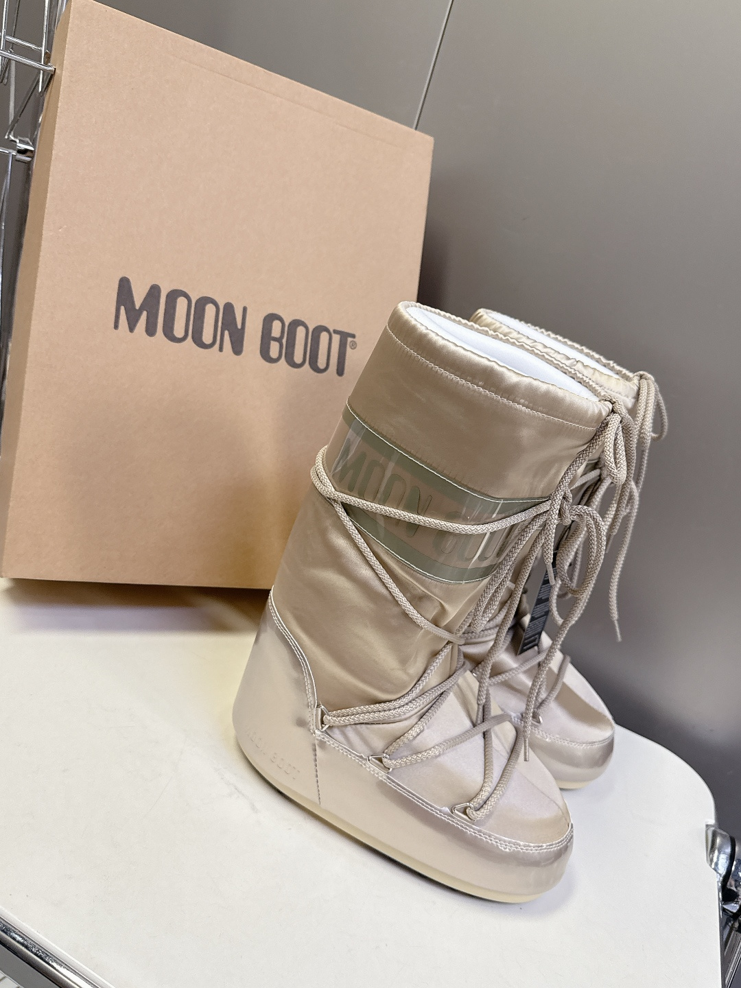 Moon Boot 秋冬最新款雪地靴 丑萌滑雪鞋超多明星网红种草 秋冬滑雪必备款 现在有一款更另类的雪地