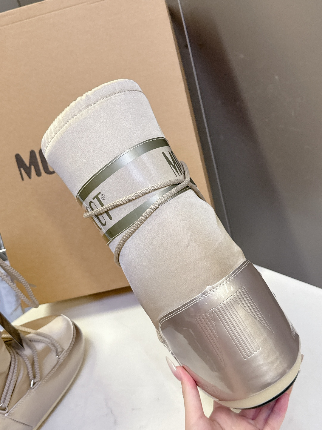 Moon Boot 秋冬最新款雪地靴 丑萌滑雪鞋超多明星网红种草 秋冬滑雪必备款 现在有一款更另类的雪地