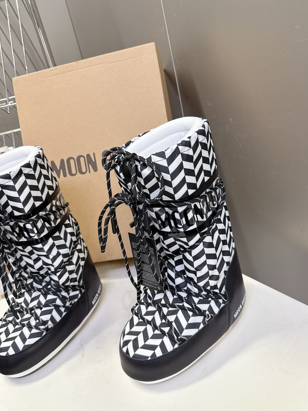 Moon Boot 秋冬最新款雪地靴 丑萌滑雪鞋超多明星网红种草 秋冬滑雪必备款 现在有一款更另类的雪地