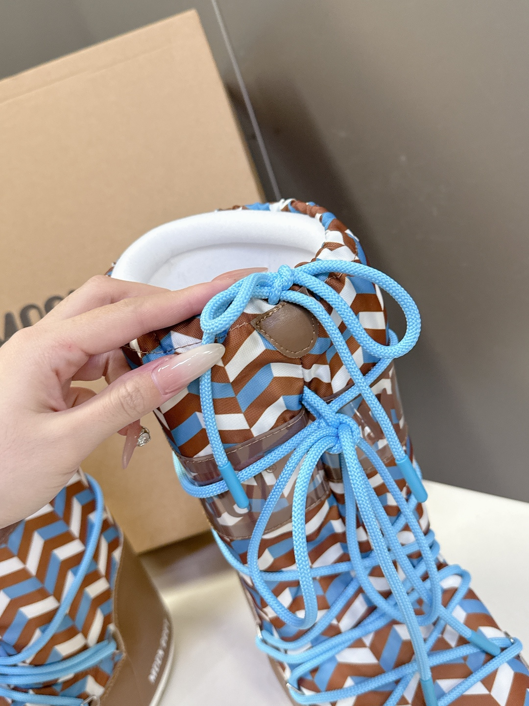 Moon Boot 秋冬最新款雪地靴 丑萌滑雪鞋超多明星网红种草 秋冬滑雪必备款 现在有一款更另类的雪地