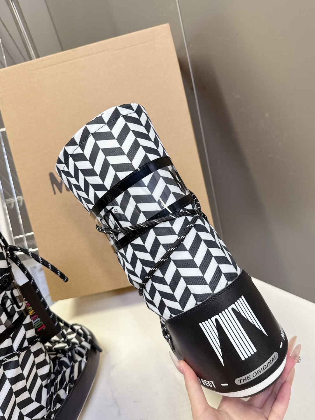 Moon Boot 秋冬最新款雪地靴 丑萌滑雪鞋超多明星网红种草 秋冬滑雪必备款 现在有一款更另类的雪地