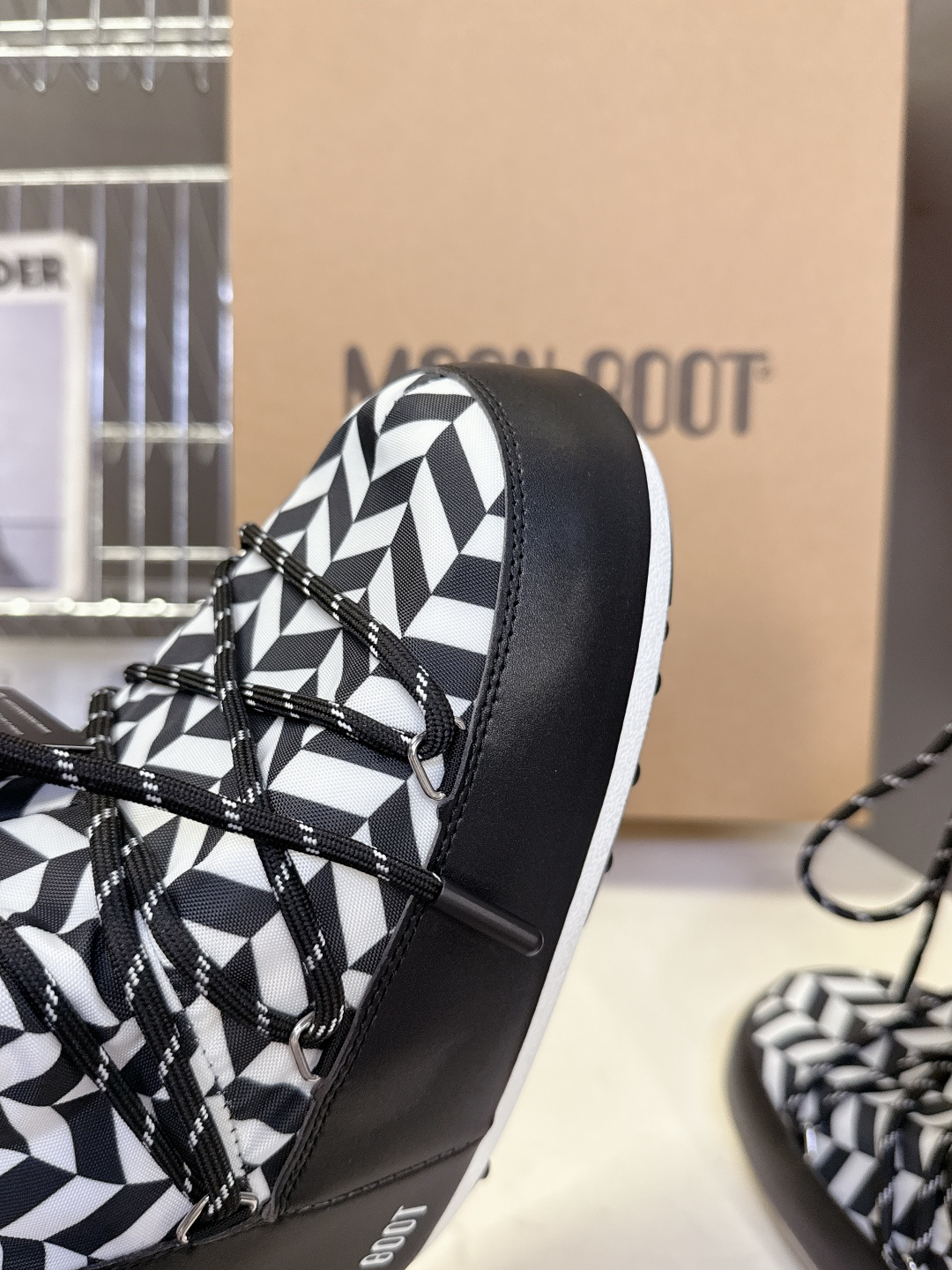 Moon Boot 秋冬最新款雪地靴 丑萌滑雪鞋超多明星网红种草 秋冬滑雪必备款 现在有一款更另类的雪地