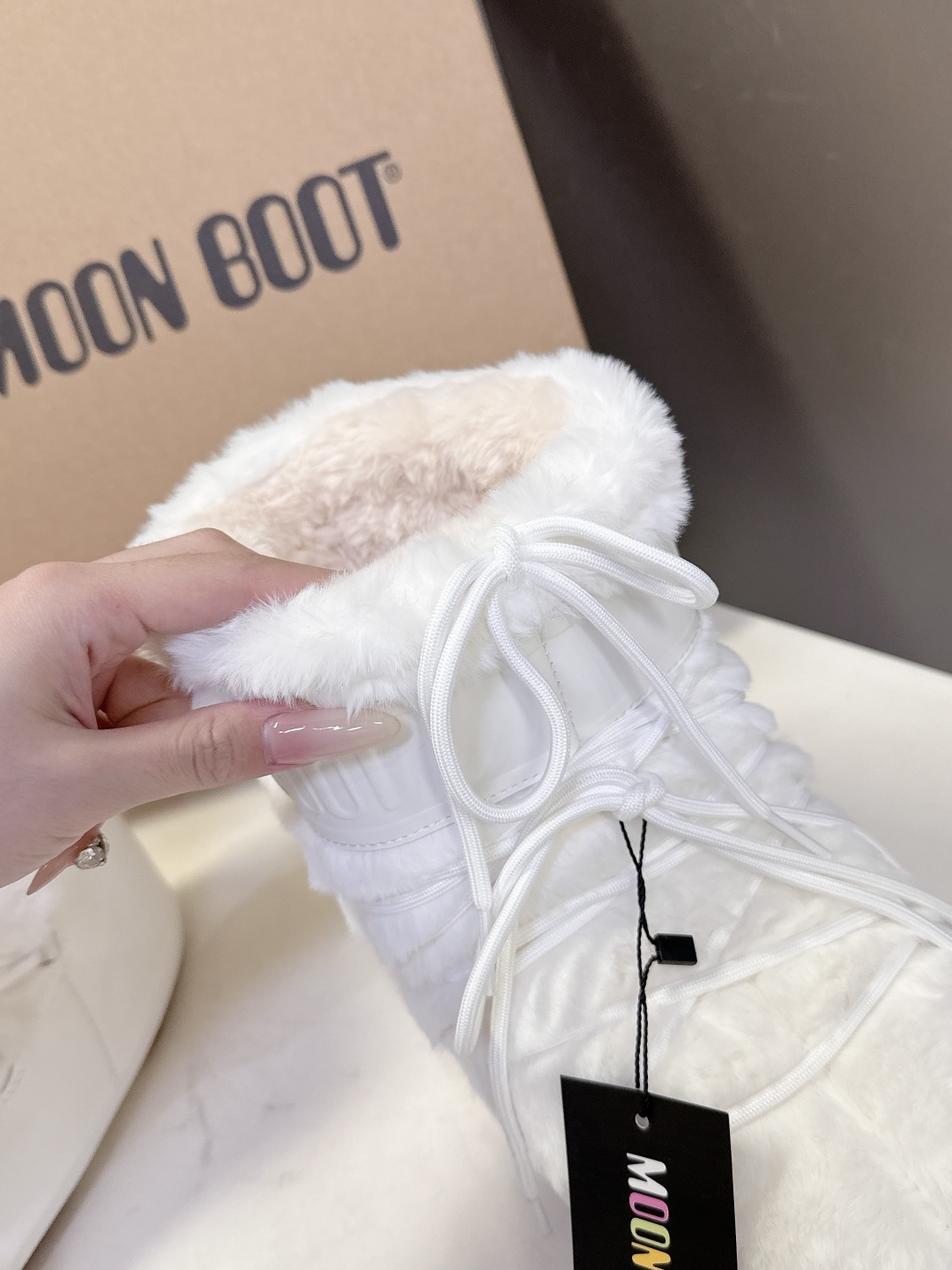 Moon Boot 秋冬最新款雪地靴 丑萌滑雪鞋超多明星网红种草 秋冬滑雪必备款 现在有一款更另类的雪地