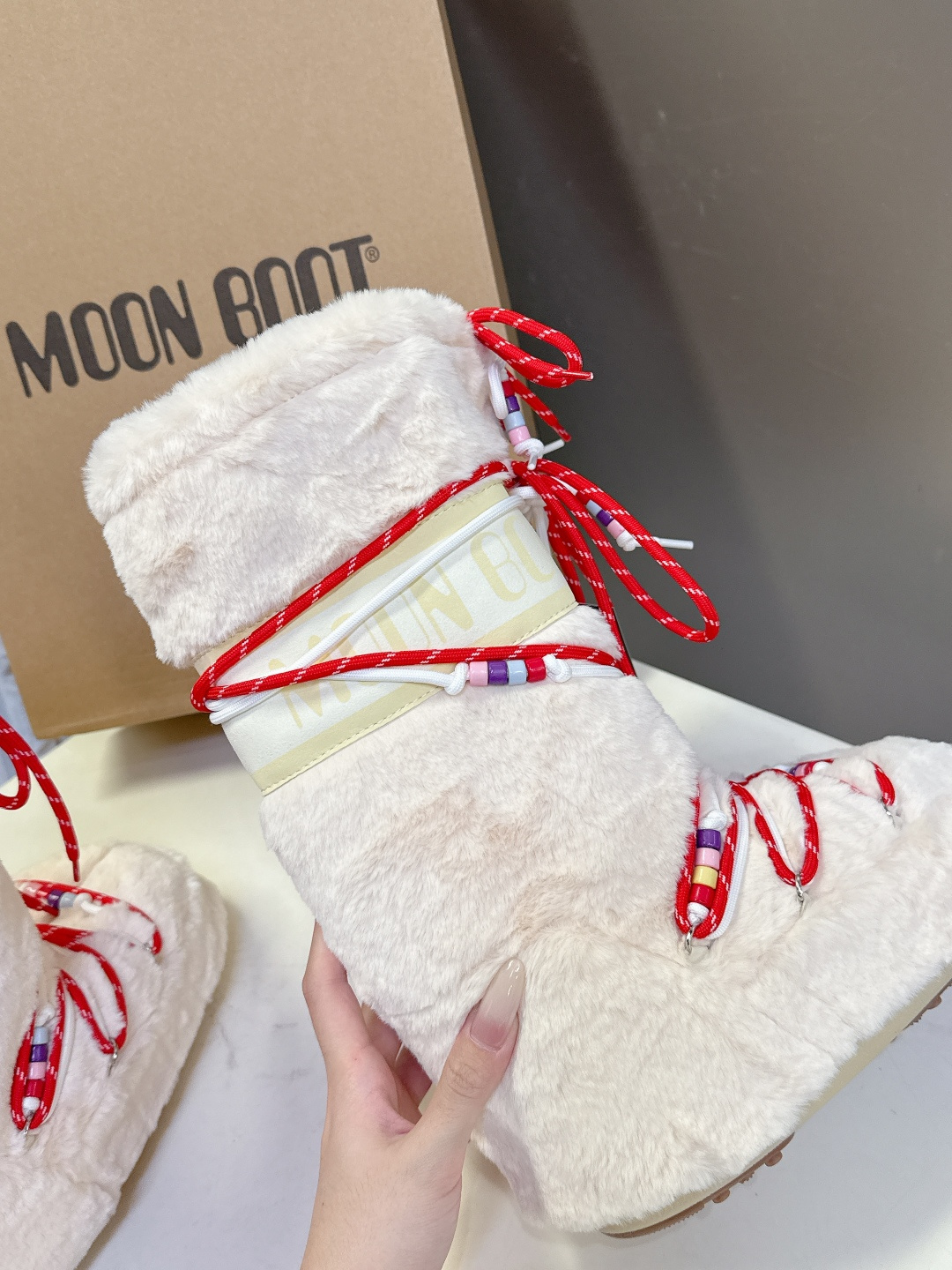 Moon Boot 秋冬最新款雪地靴 丑萌滑雪鞋超多明星网红种草 秋冬滑雪必备款 现在有一款更另类的雪地