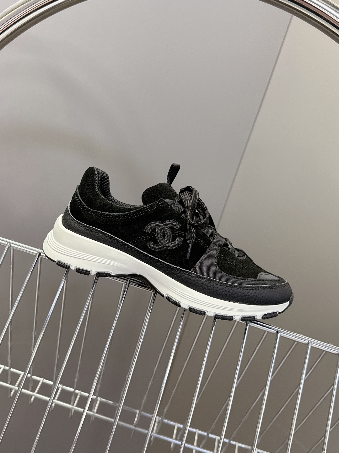 CHANEL香奈儿最新款双C休闲鞋 运动鞋 超多明星时尚博主种草 超级推荐这一季的运动鞋真的绝美啊 实在