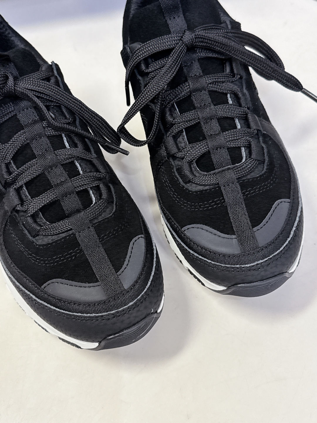 CHANEL香奈儿最新款双C休闲鞋 运动鞋 超多明星时尚博主种草 超级推荐这一季的运动鞋真的绝美啊 实在