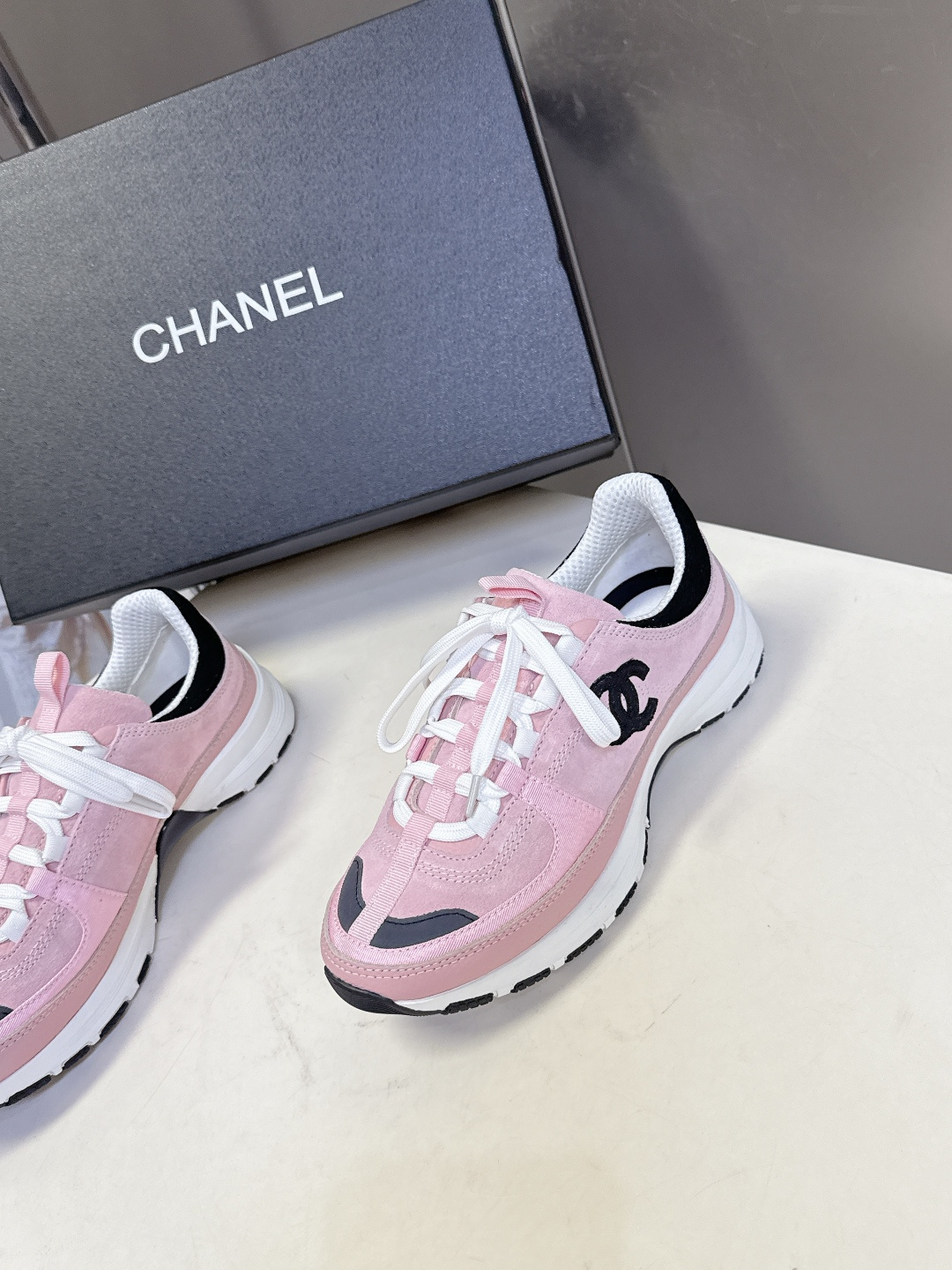 CHANEL香奈儿最新款双C休闲鞋 运动鞋 超多明星时尚博主种草 超级推荐这一季的运动鞋真的绝美啊 实在