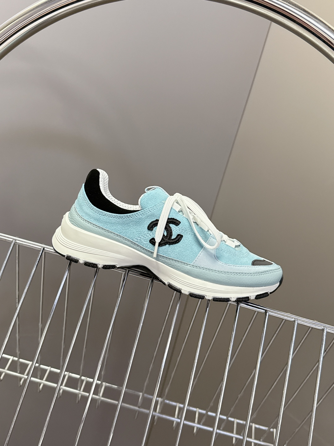 CHANEL香奈儿最新款双C休闲鞋 运动鞋 超多明星时尚博主种草 超级推荐这一季的运动鞋真的绝美啊 实在