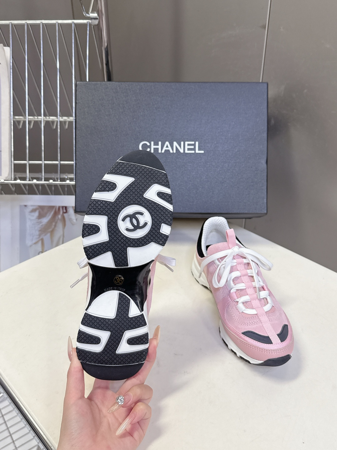 CHANEL香奈儿最新款双C休闲鞋 运动鞋 超多明星时尚博主种草 超级推荐这一季的运动鞋真的绝美啊 实在