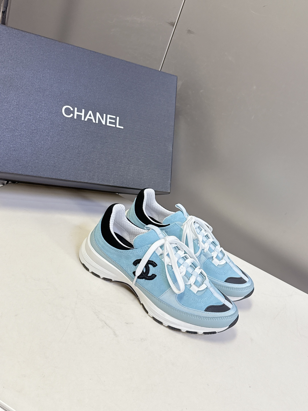 CHANEL香奈儿最新款双C休闲鞋 运动鞋 超多明星时尚博主种草 超级推荐这一季的运动鞋真的绝美啊 实在