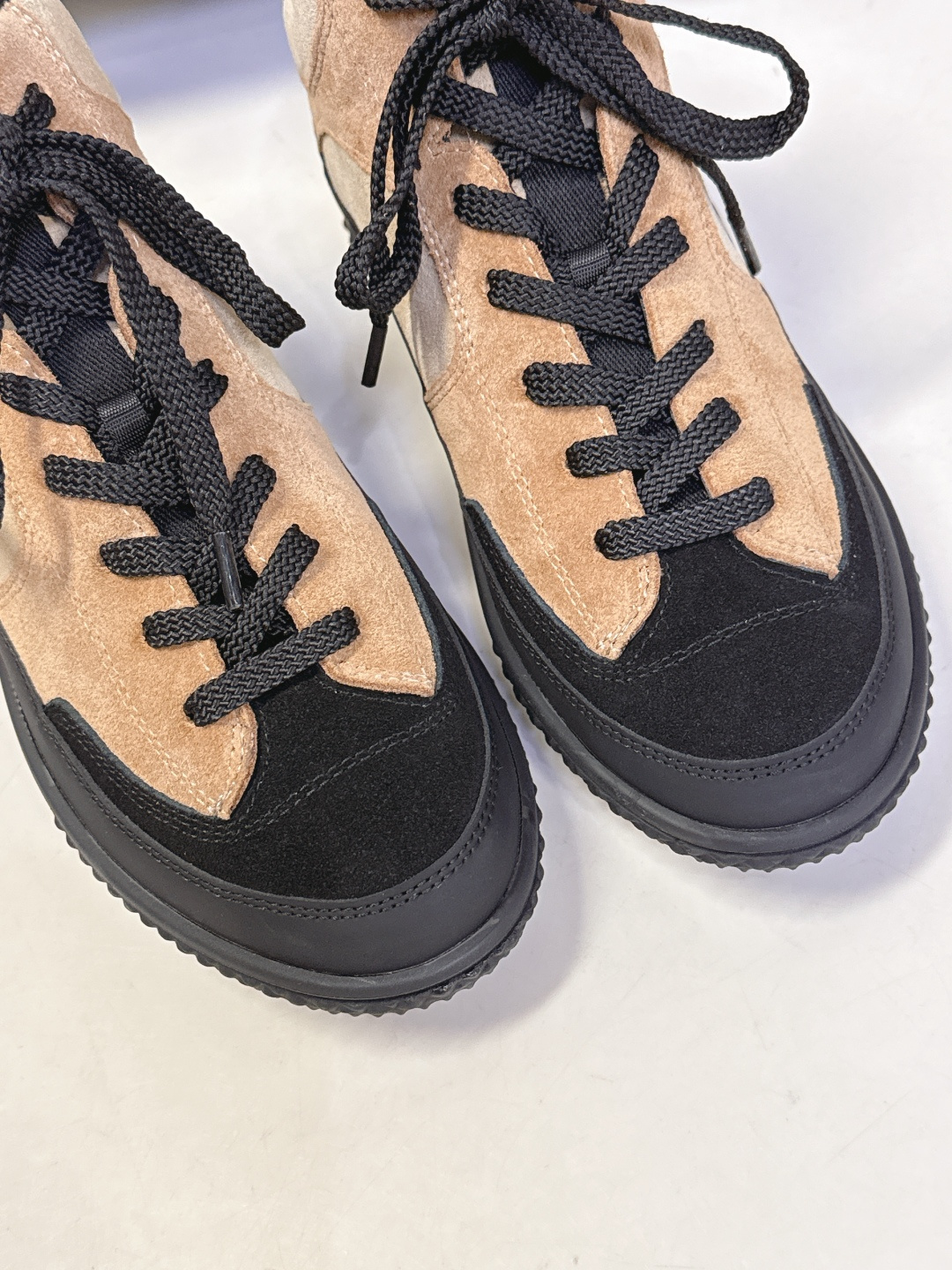 Chanel 香奈儿秋冬最新款休闲高帮运动鞋 超多明星网红种草 原版模具定制 无敌漂亮又好穿 绝对仙女款