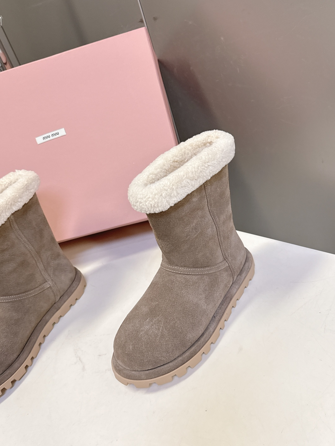 MiuMiu 缪缪秋冬最新走秀款 雪地靴毛毛鞋 超多明星网红种草 小红书博主都有钟爱 简约的设计更显优雅