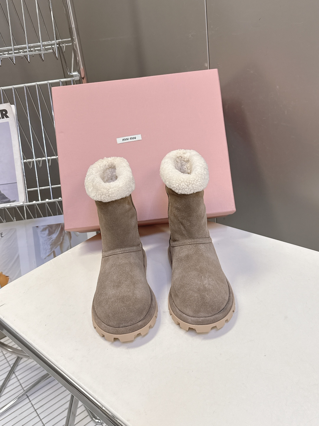 MiuMiu 缪缪秋冬最新走秀款 雪地靴毛毛鞋 超多明星网红种草 小红书博主都有钟爱 简约的设计更显优雅