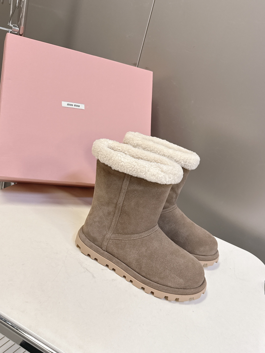 MiuMiu 缪缪秋冬最新走秀款 雪地靴毛毛鞋 超多明星网红种草 小红书博主都有钟爱 简约的设计更显优雅
