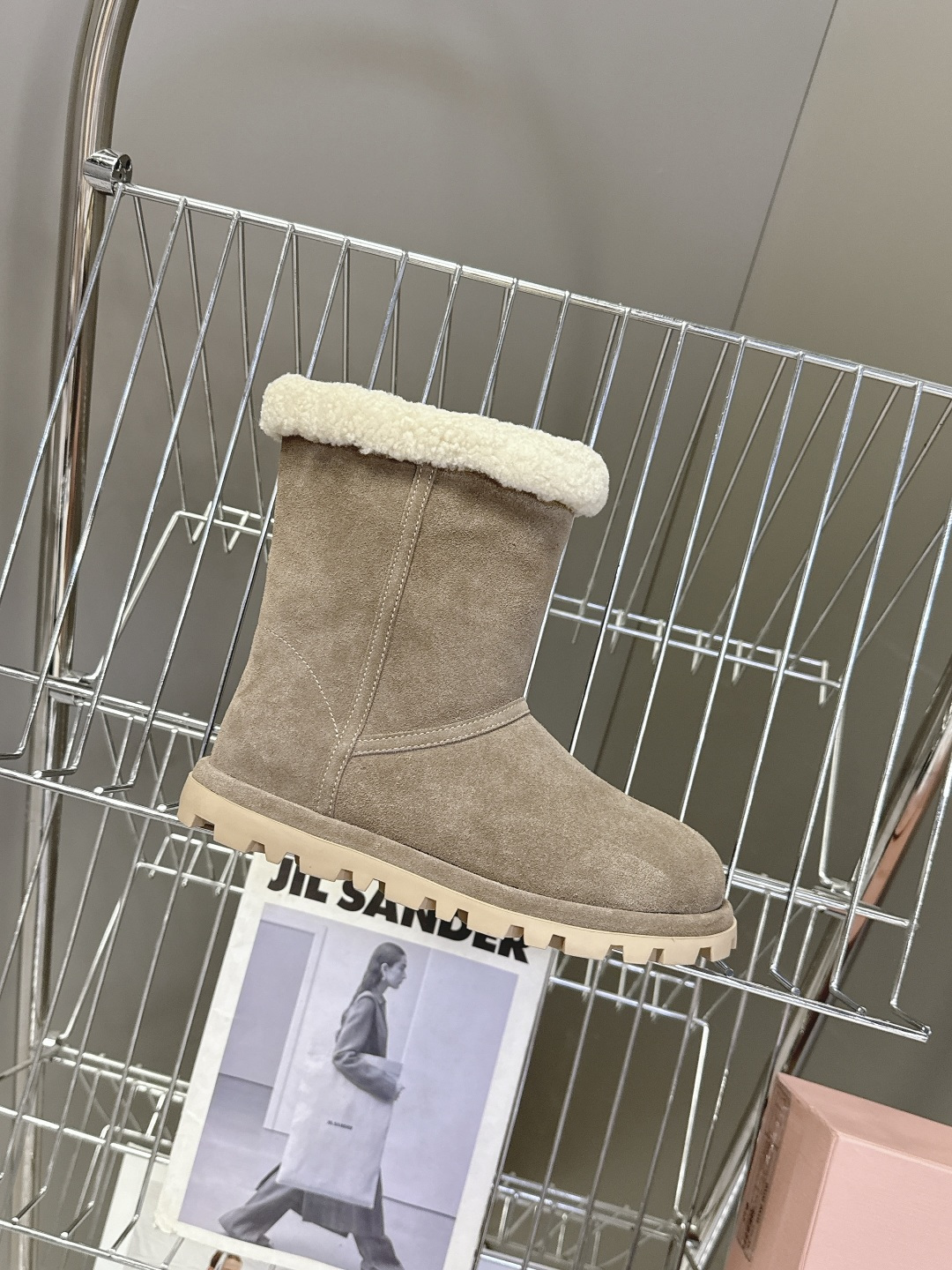 MiuMiu 缪缪秋冬最新走秀款 雪地靴毛毛鞋 超多明星网红种草 小红书博主都有钟爱 简约的设计更显优雅