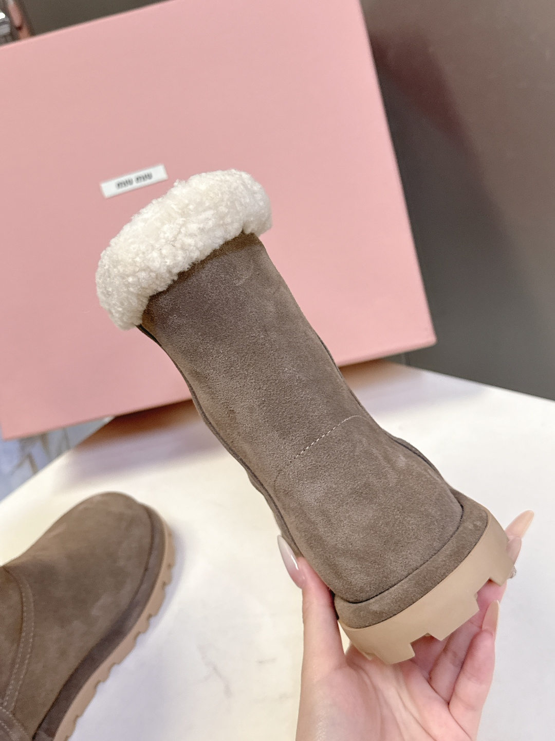 MiuMiu 缪缪秋冬最新走秀款 雪地靴毛毛鞋 超多明星网红种草 小红书博主都有钟爱 简约的设计更显优雅