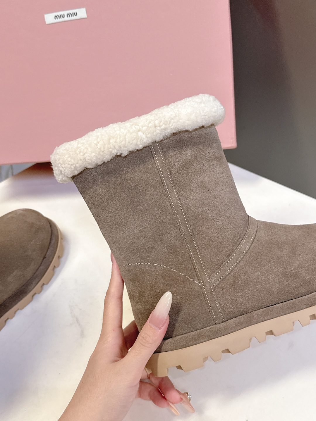 MiuMiu 缪缪秋冬最新走秀款 雪地靴毛毛鞋 超多明星网红种草 小红书博主都有钟爱 简约的设计更显优雅