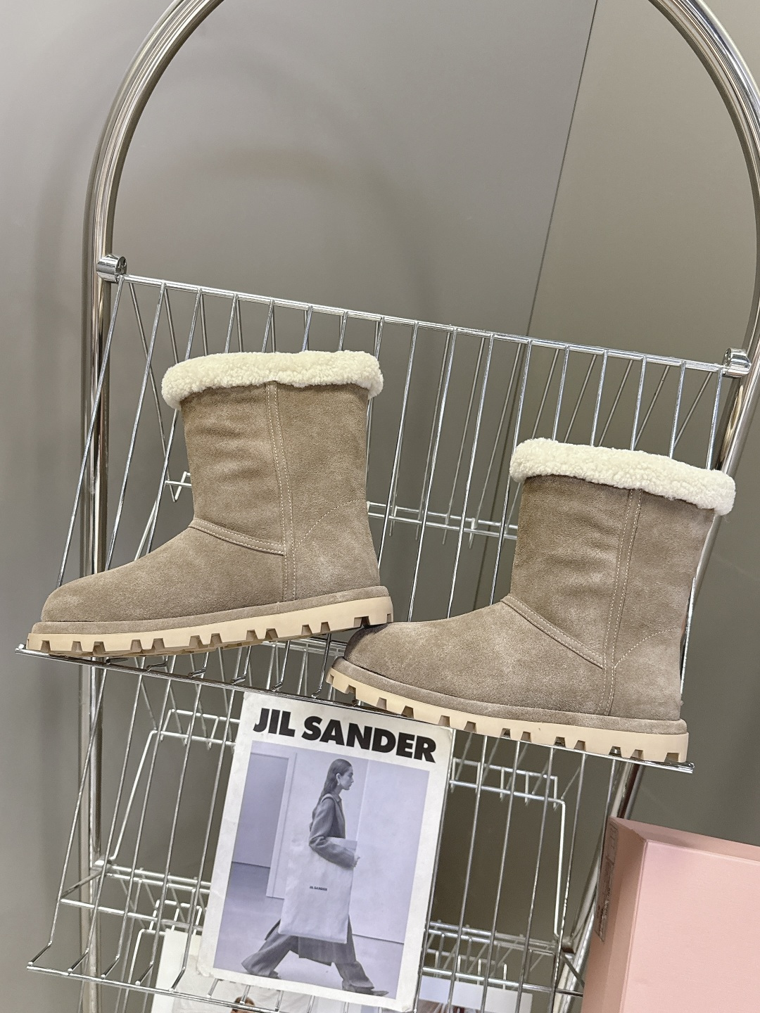 MiuMiu 缪缪秋冬最新走秀款 雪地靴毛毛鞋 超多明星网红种草 小红书博主都有钟爱 简约的设计更显优雅