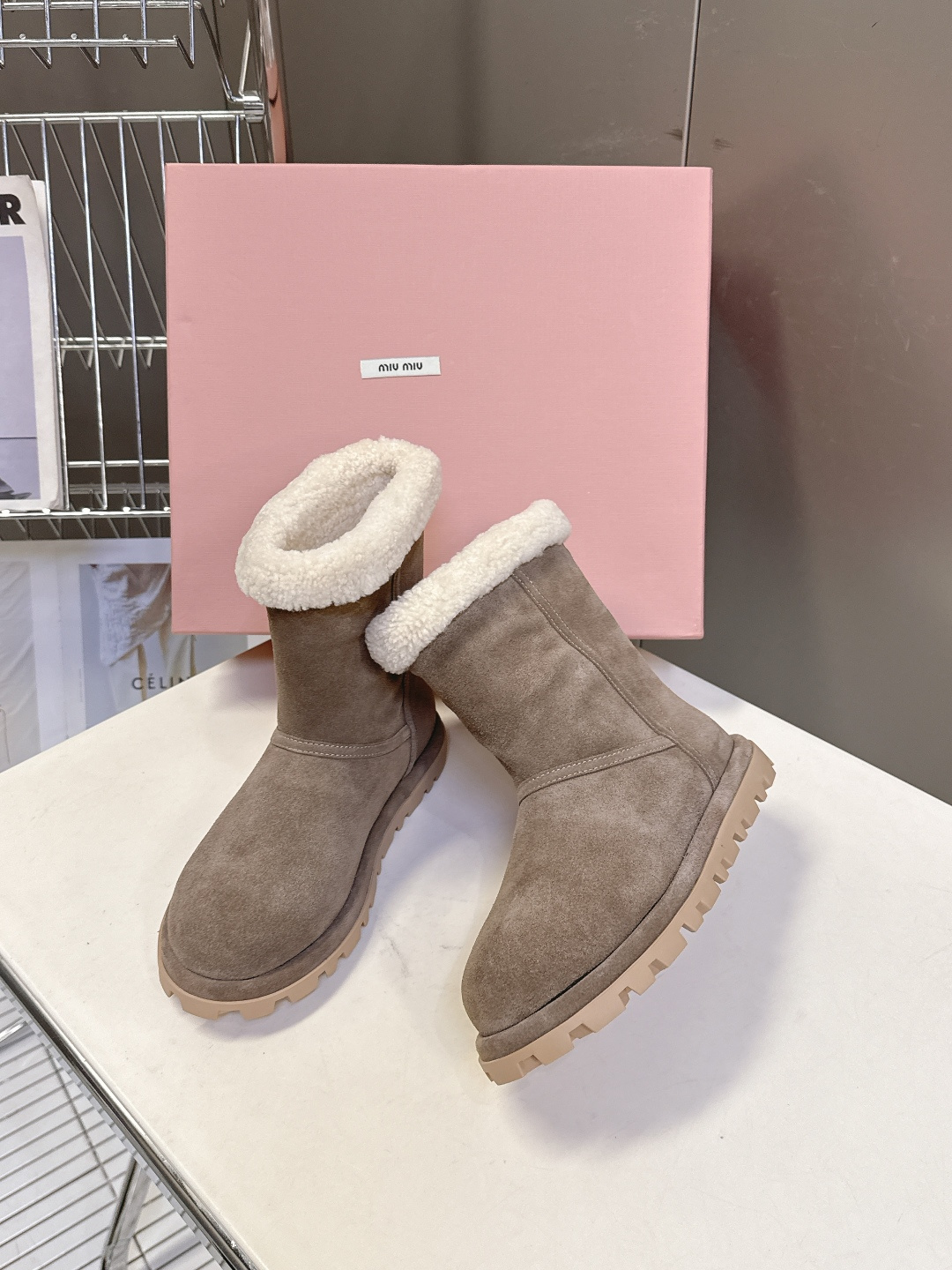 MiuMiu 缪缪秋冬最新走秀款 雪地靴毛毛鞋 超多明星网红种草 小红书博主都有钟爱 简约的设计更显优雅