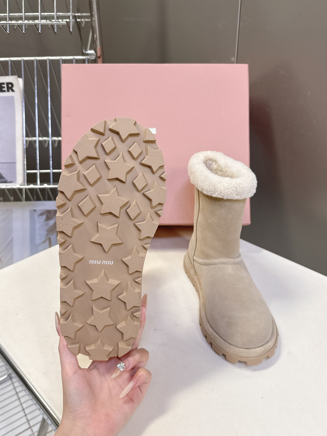 MiuMiu 缪缪秋冬最新走秀款 雪地靴毛毛鞋 超多明星网红种草 小红书博主都有钟爱 简约的设计更显优雅