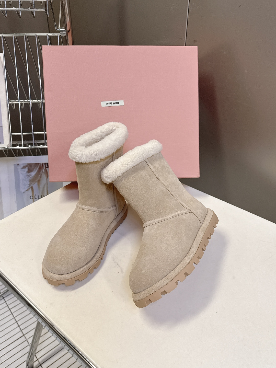 MiuMiu 缪缪秋冬最新走秀款 雪地靴毛毛鞋 超多明星网红种草 小红书博主都有钟爱 简约的设计更显优雅
